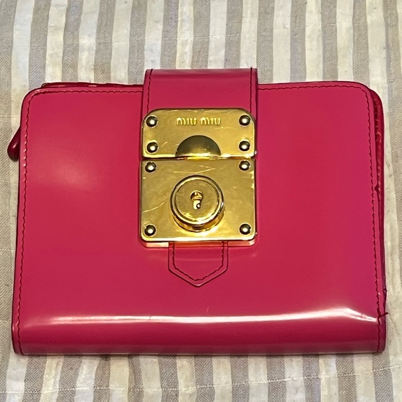 MIU MIU CONTINENTAL  Matelassé PINK PATENT LEATHER PUSH LOCK SMALL WALLET - Picture 1 of 13